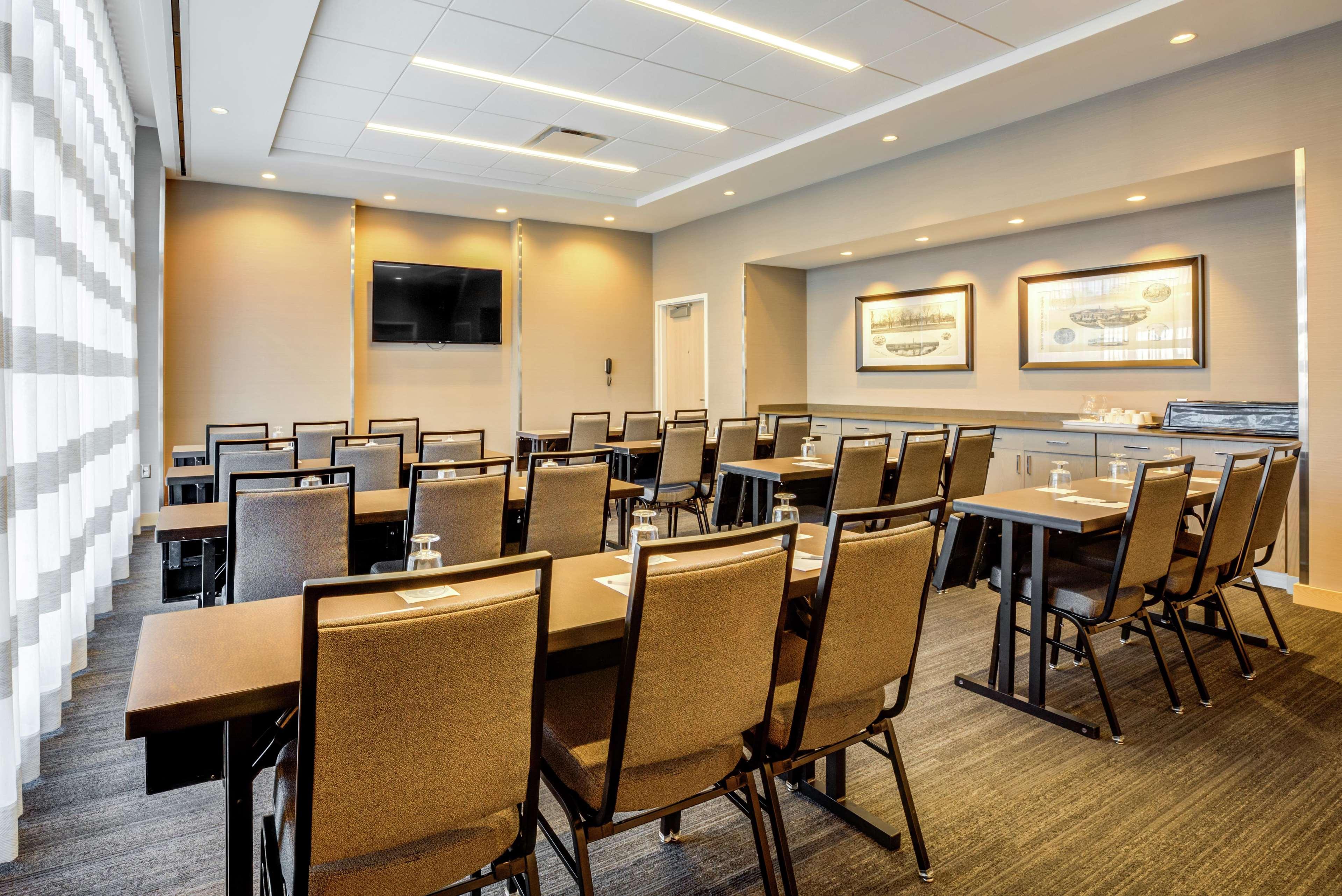 Hampton Inn & Suites Boston/Уолтем Экстерьер фото