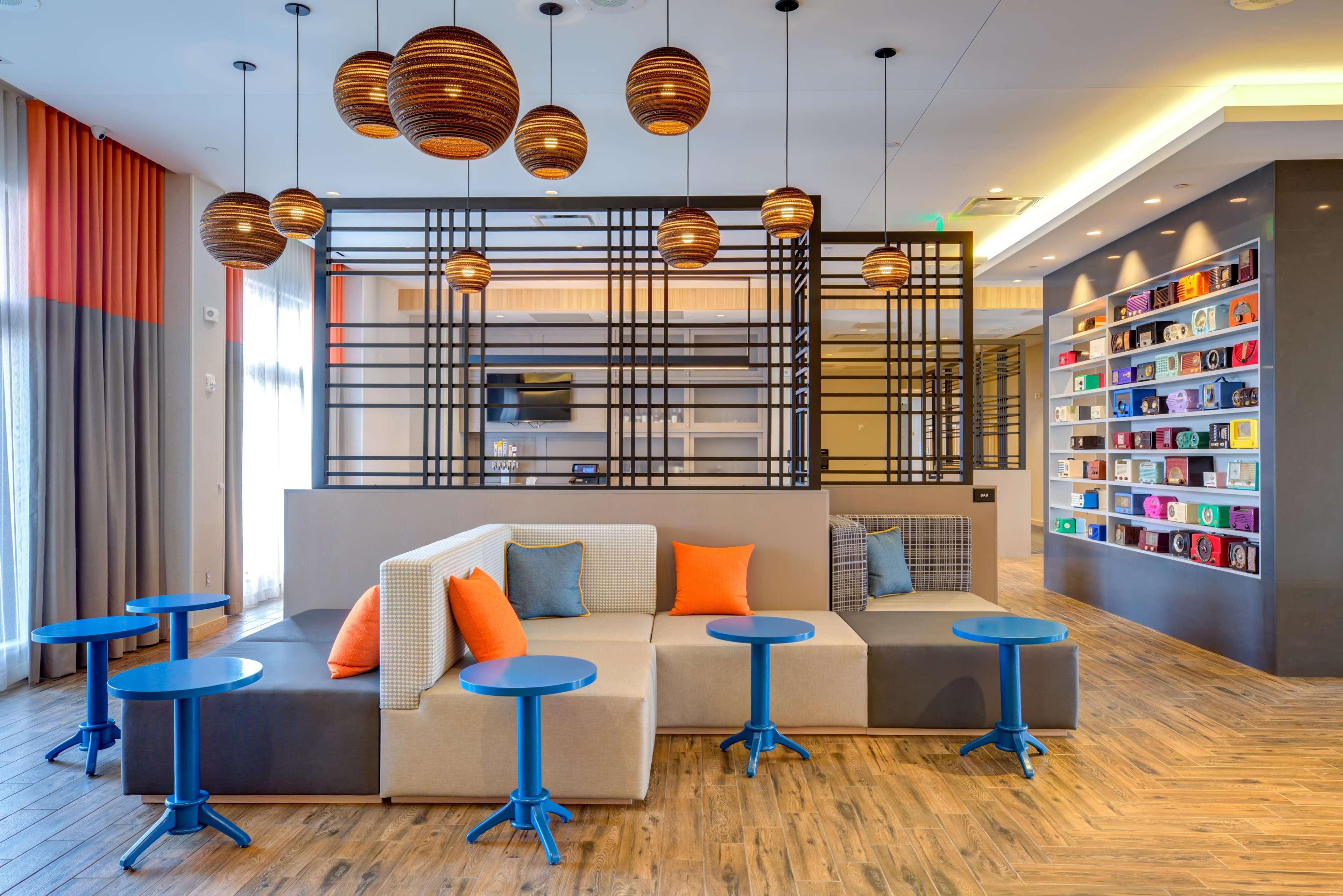Hampton Inn & Suites Boston/Уолтем Экстерьер фото