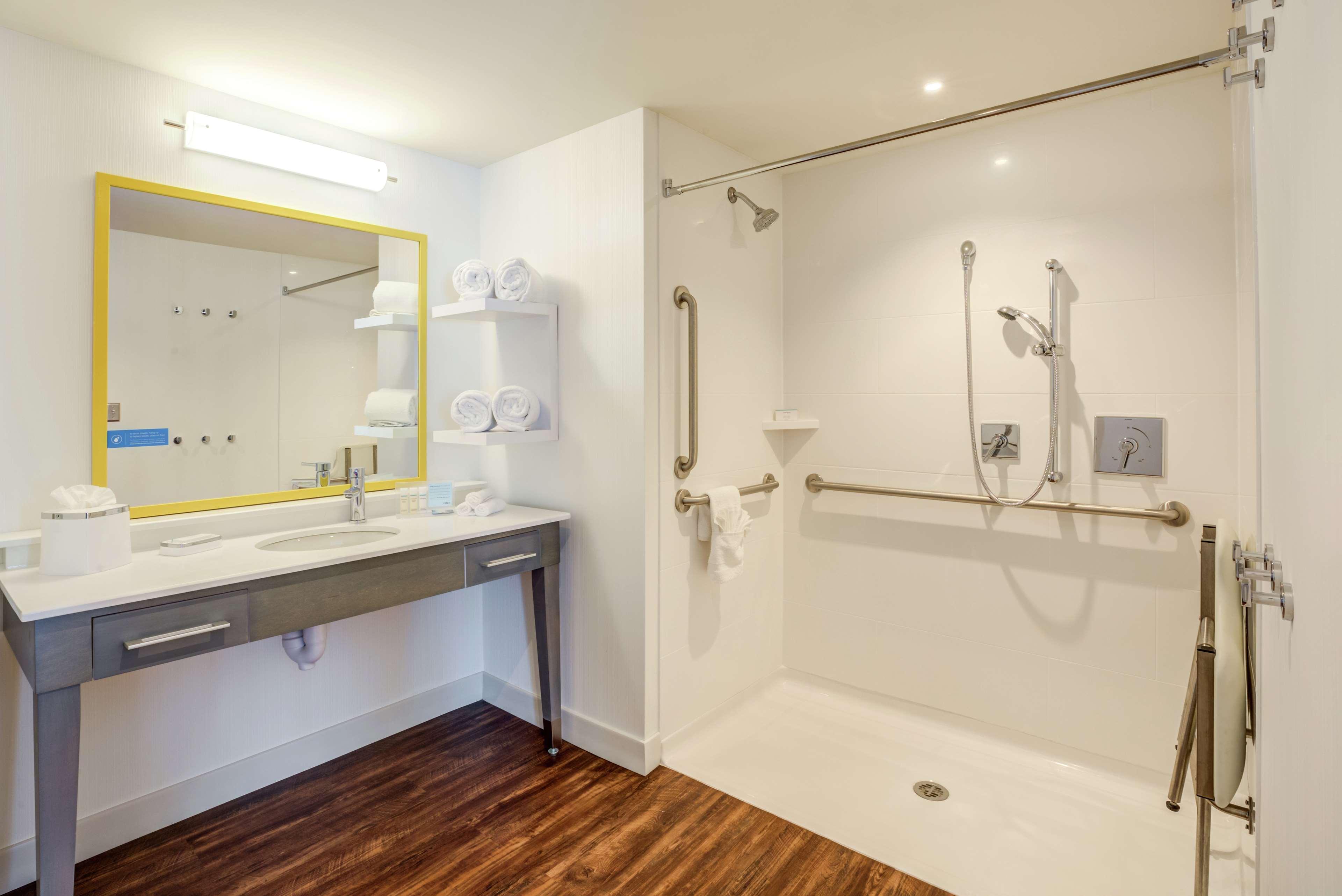 Hampton Inn & Suites Boston/Уолтем Экстерьер фото