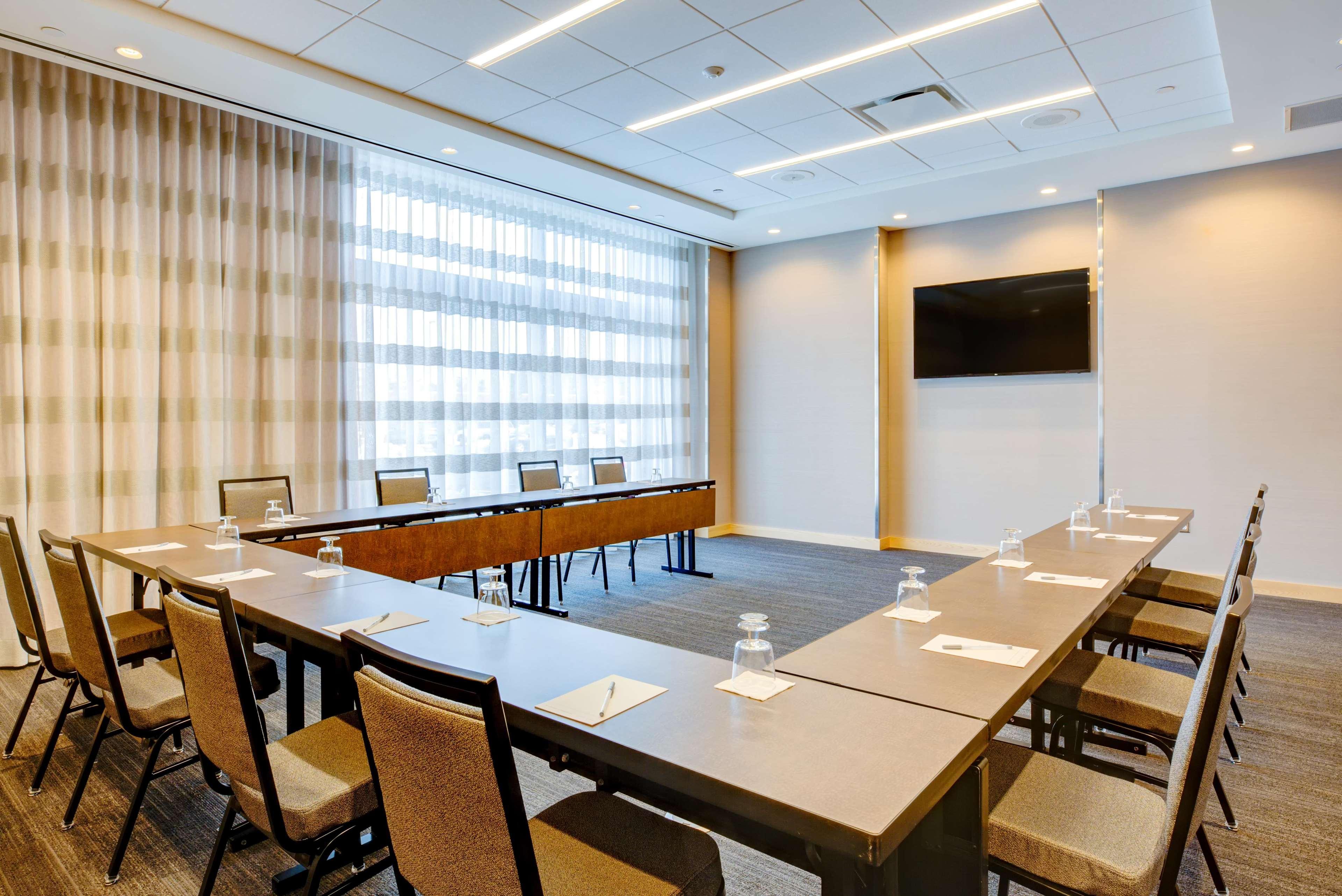 Hampton Inn & Suites Boston/Уолтем Экстерьер фото