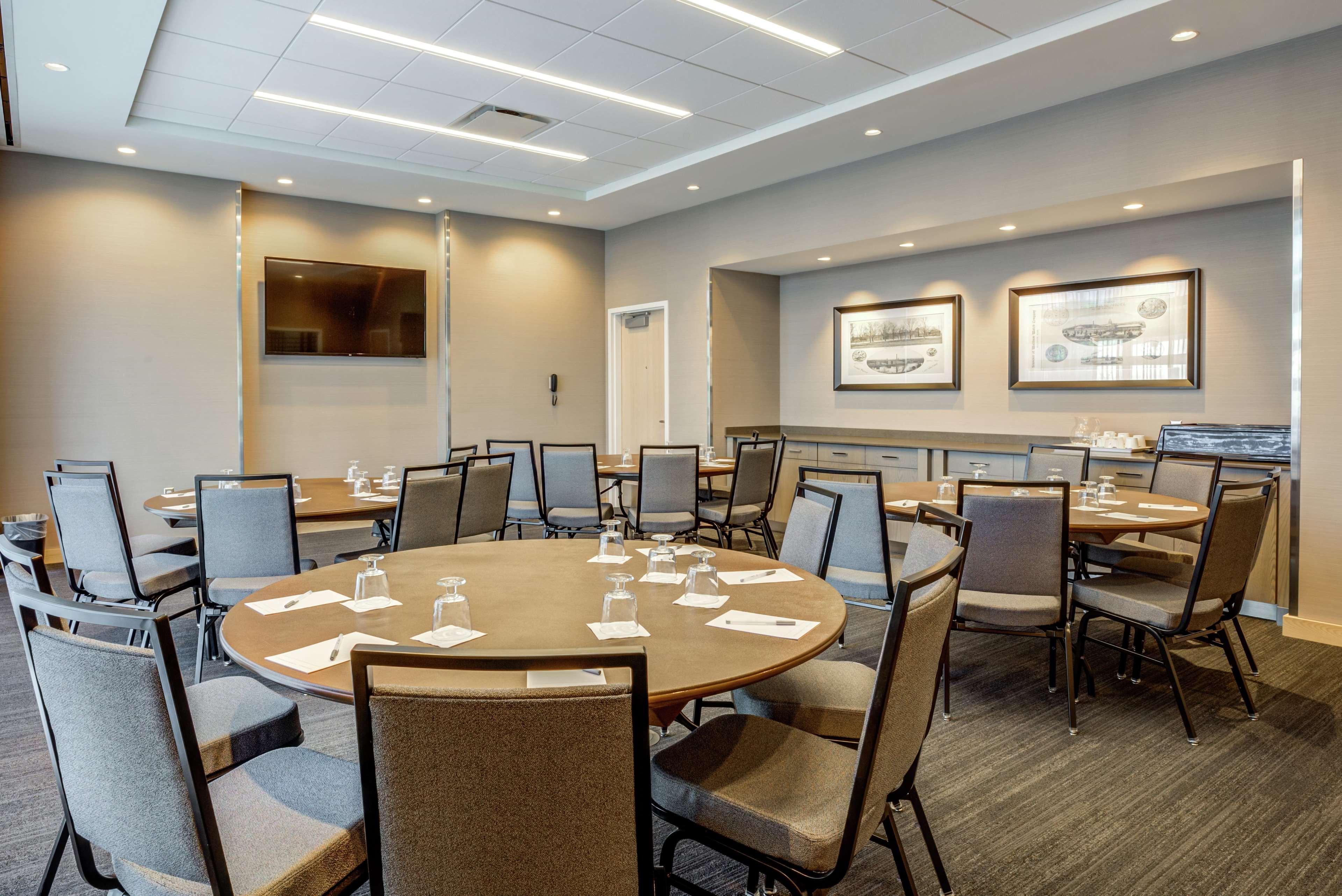 Hampton Inn & Suites Boston/Уолтем Экстерьер фото