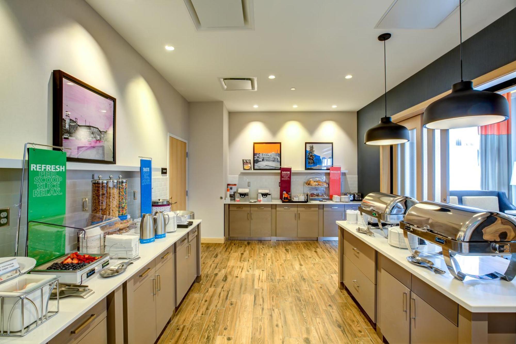 Hampton Inn & Suites Boston/Уолтем Экстерьер фото