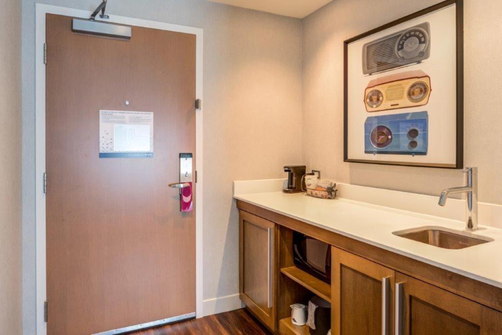 Hampton Inn & Suites Boston/Уолтем Экстерьер фото