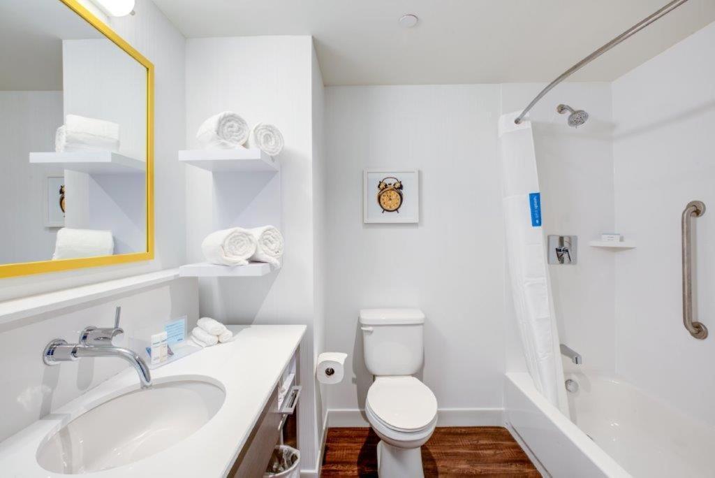 Hampton Inn & Suites Boston/Уолтем Экстерьер фото