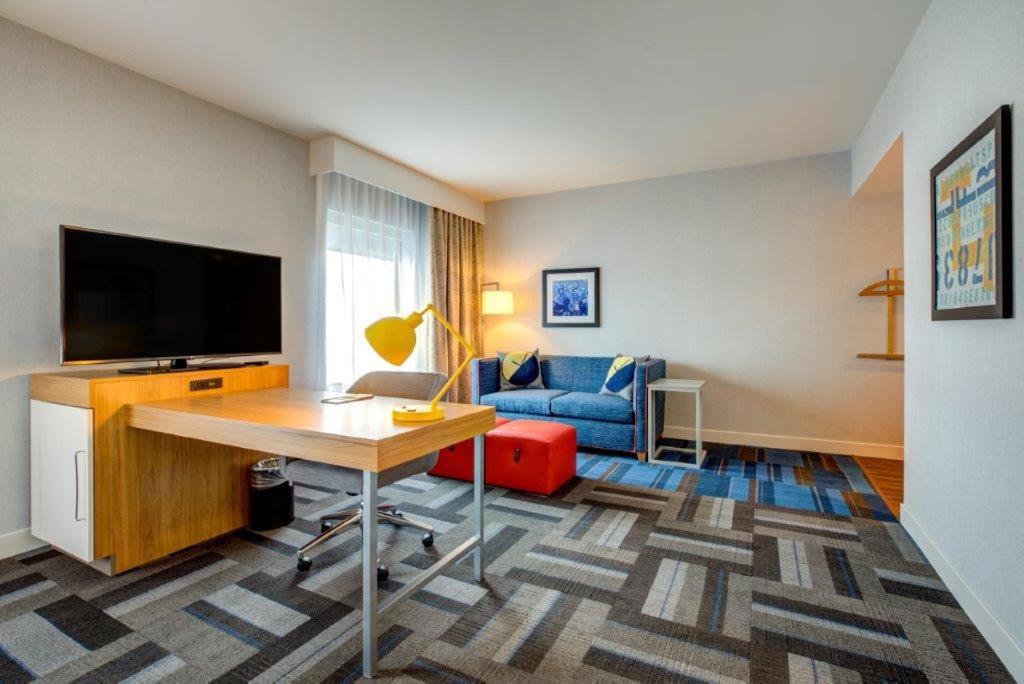 Hampton Inn & Suites Boston/Уолтем Экстерьер фото