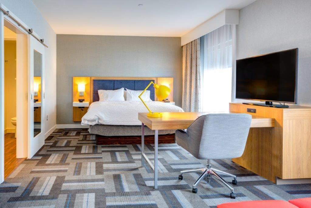 Hampton Inn & Suites Boston/Уолтем Экстерьер фото