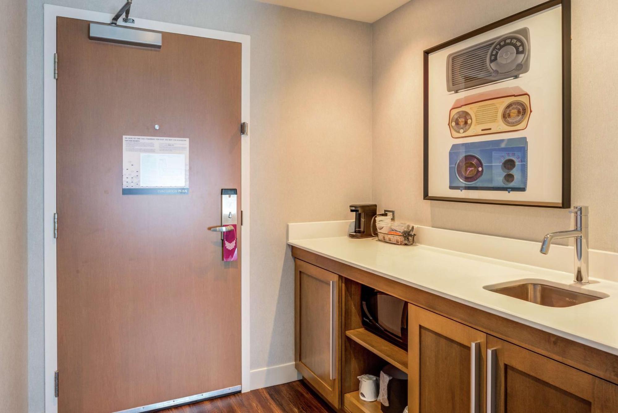Hampton Inn & Suites Boston/Уолтем Экстерьер фото