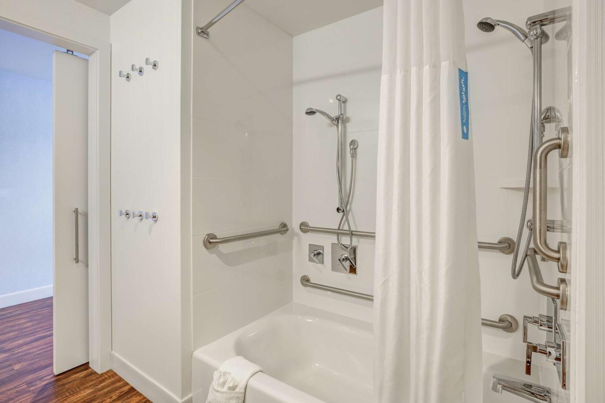 Hampton Inn & Suites Boston/Уолтем Экстерьер фото