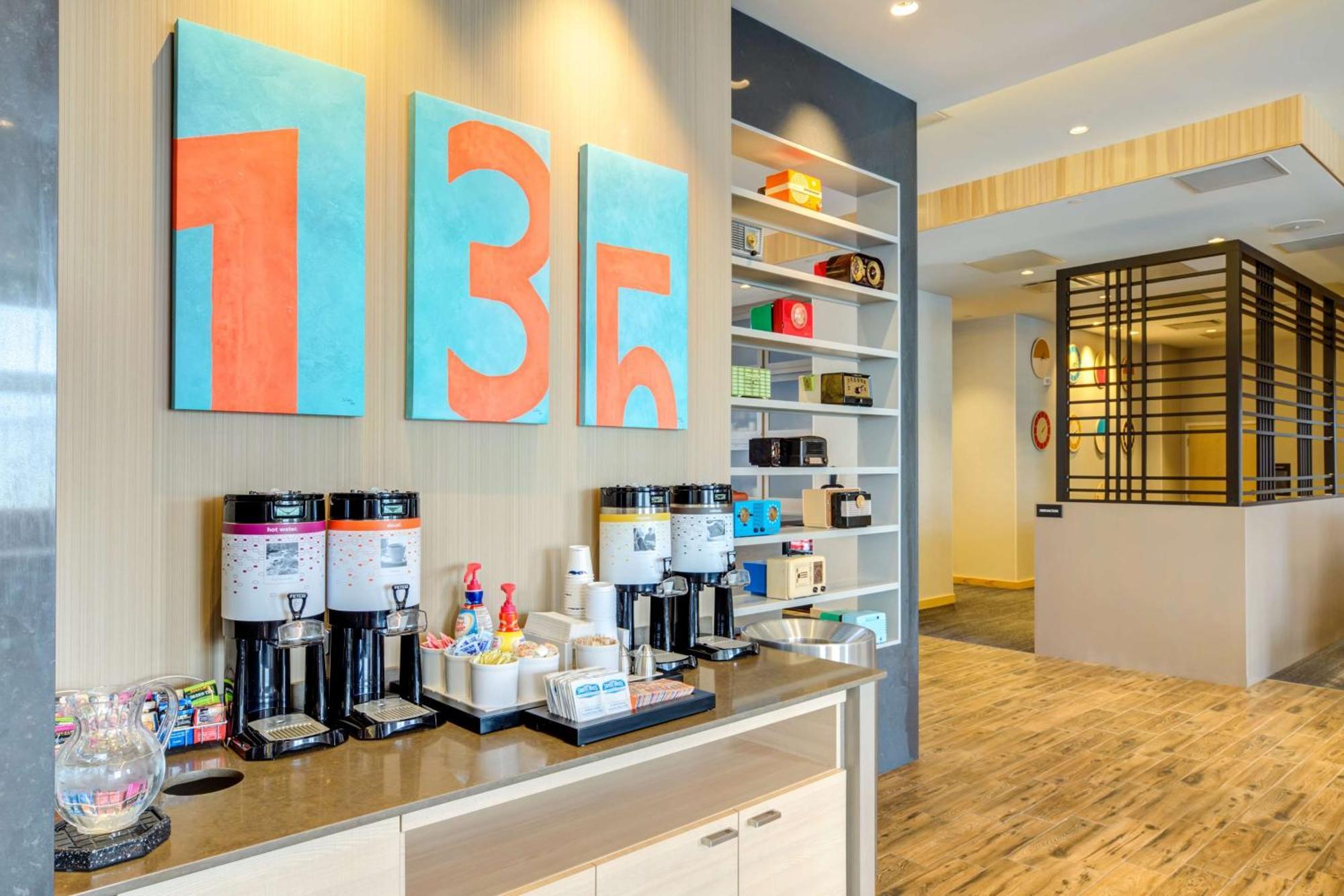 Hampton Inn & Suites Boston/Уолтем Экстерьер фото