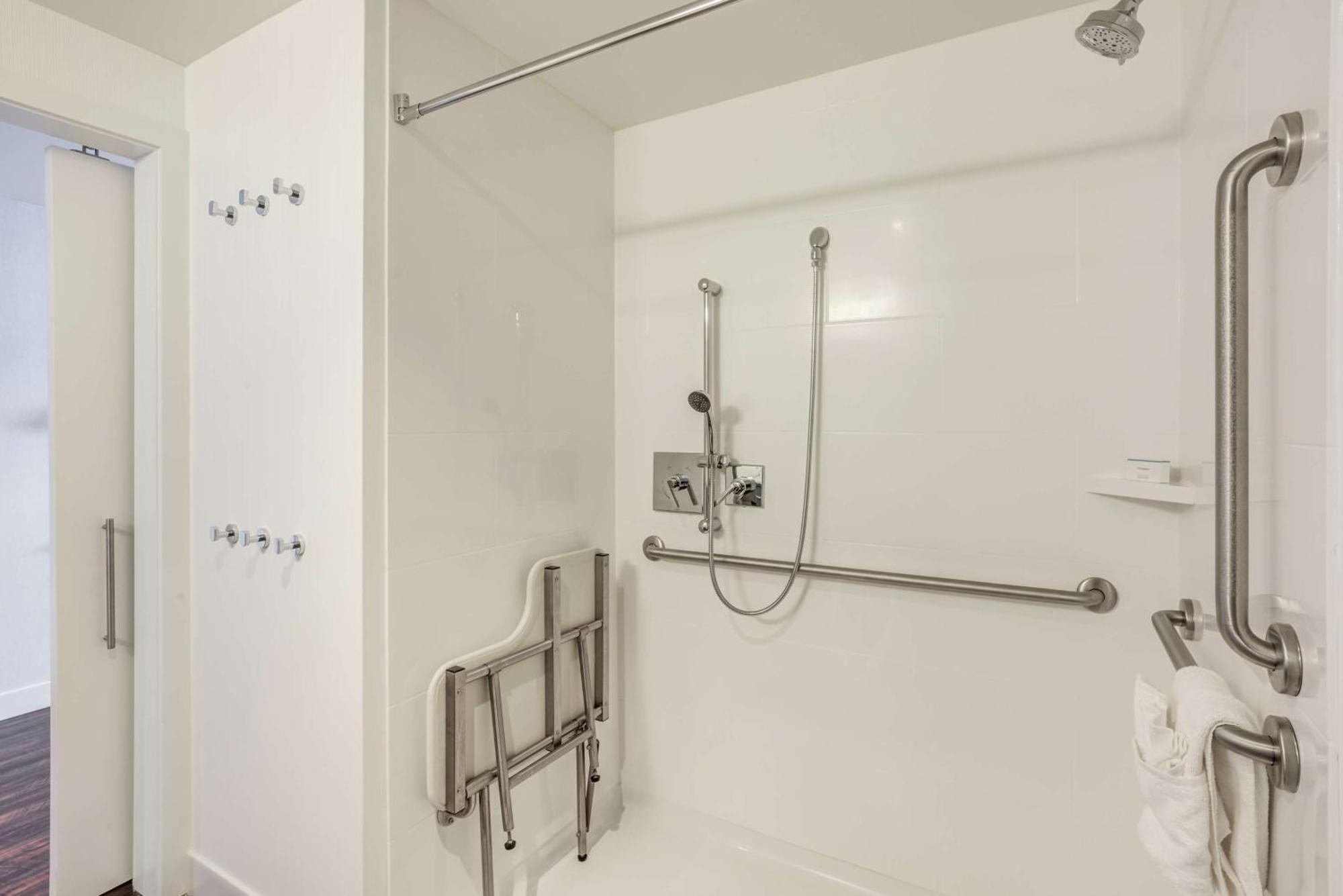 Hampton Inn & Suites Boston/Уолтем Экстерьер фото