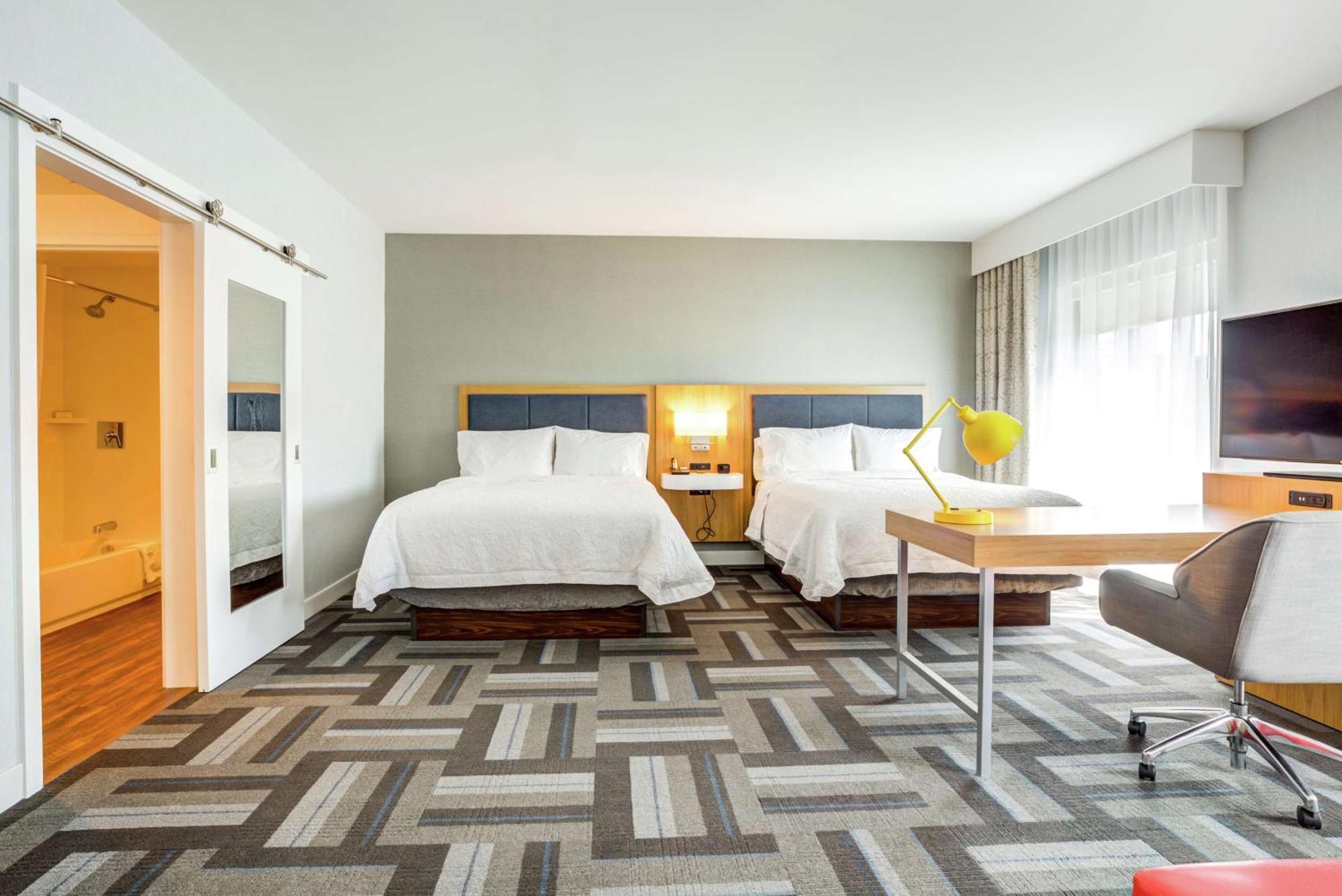 Hampton Inn & Suites Boston/Уолтем Экстерьер фото