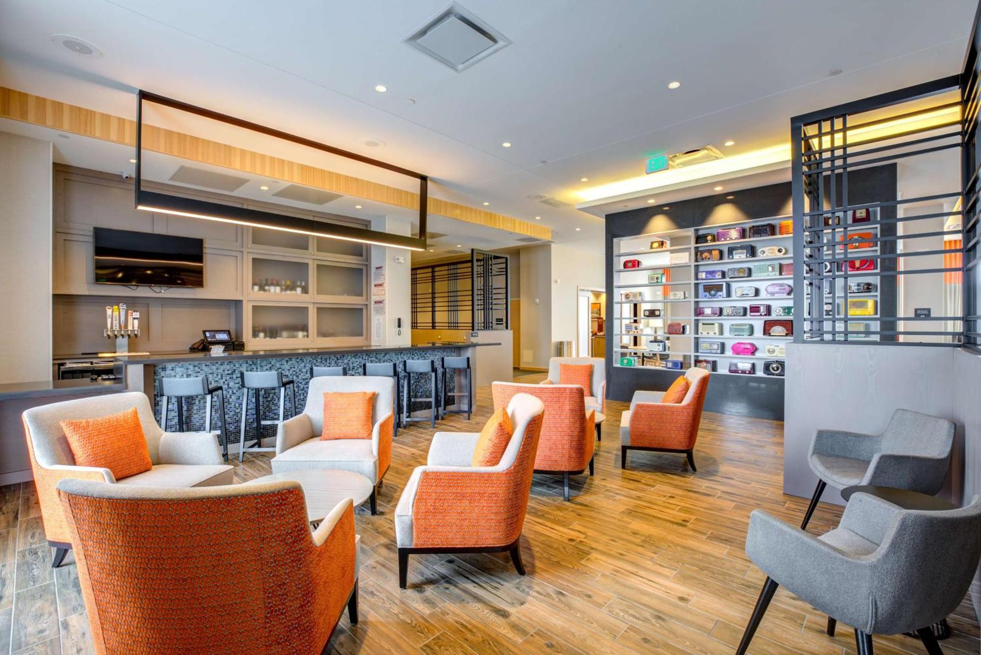 Hampton Inn & Suites Boston/Уолтем Экстерьер фото