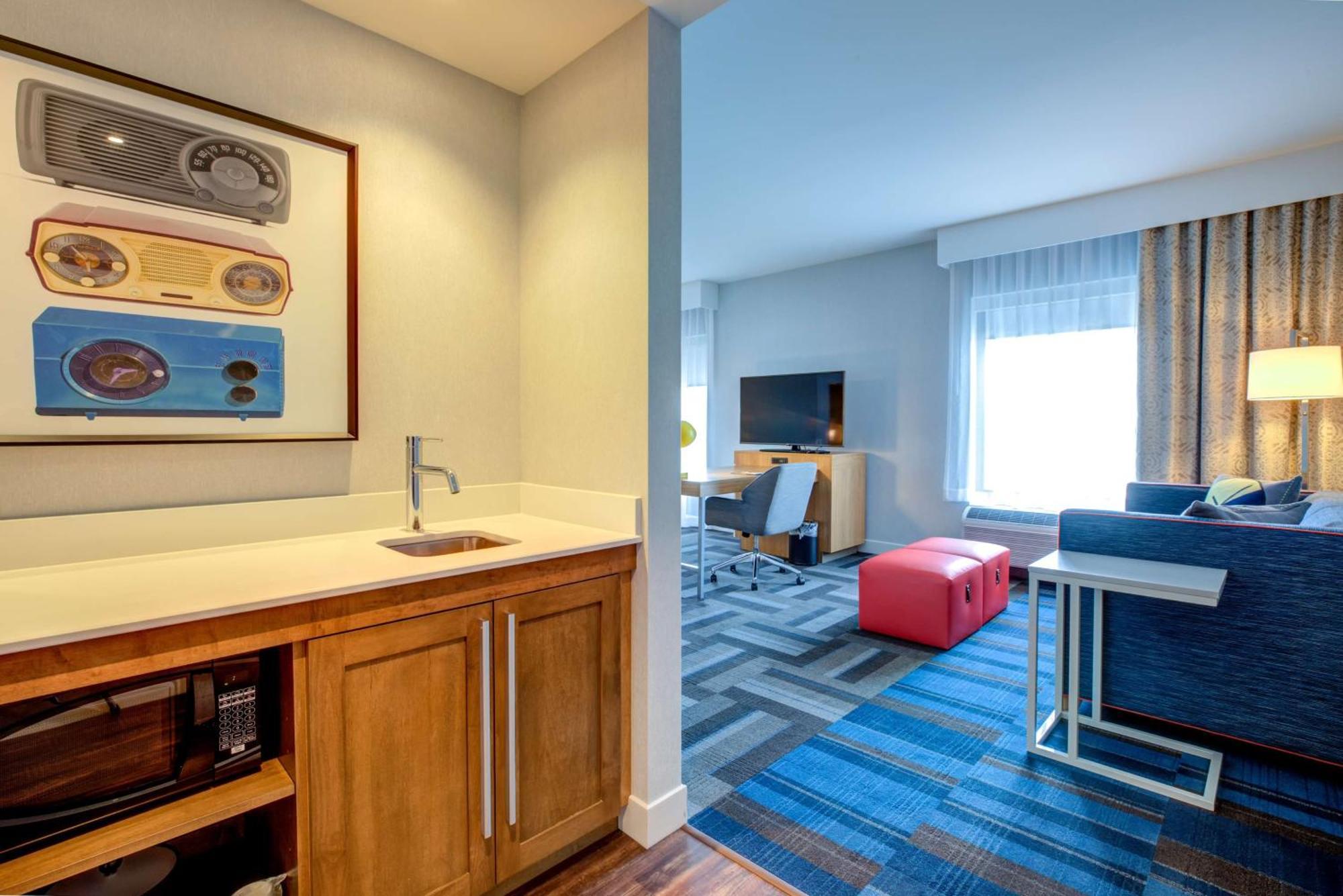 Hampton Inn & Suites Boston/Уолтем Экстерьер фото