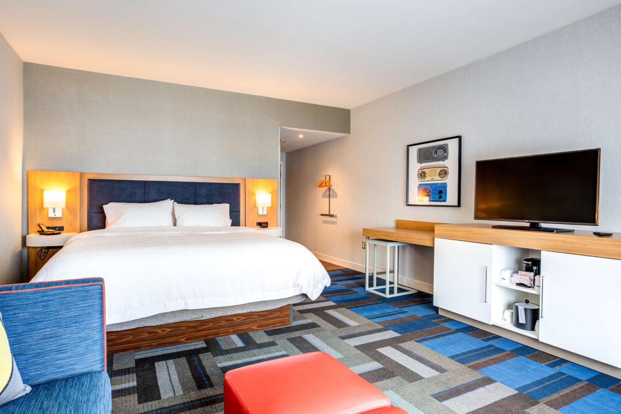 Hampton Inn & Suites Boston/Уолтем Экстерьер фото